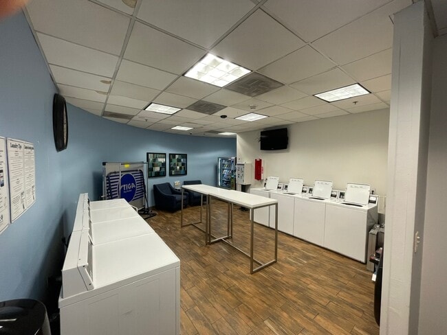 Building Photo - 100 Park Ave W