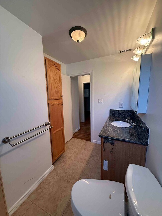 Building Photo - Great 3 Bedroom Walking Distance to American River