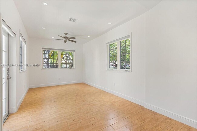 Building Photo - 1033 W 47th St