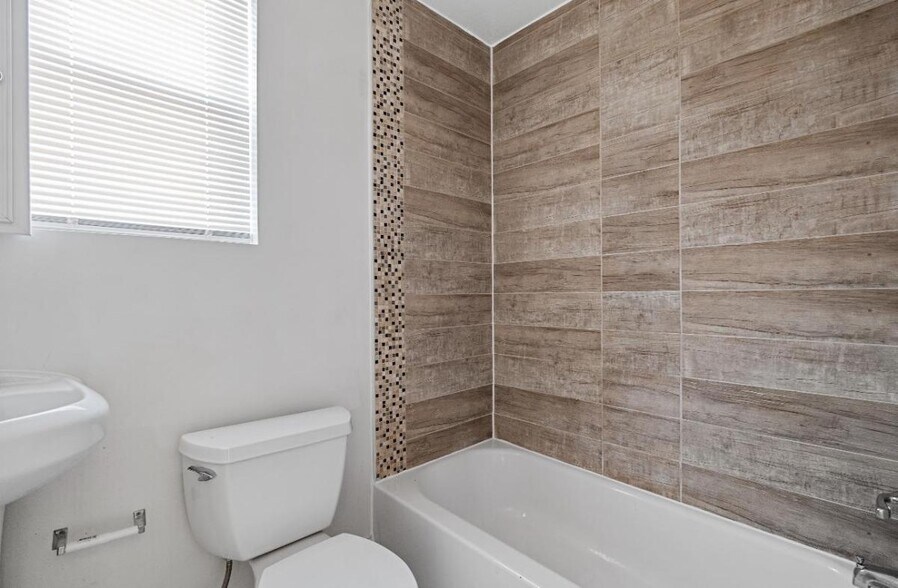 Building Photo - 212 Orange St SE