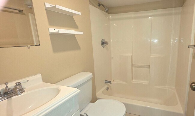 Building Photo - 3 BR 2 BA 2 Living Areas! Glendale Schools!  $1295