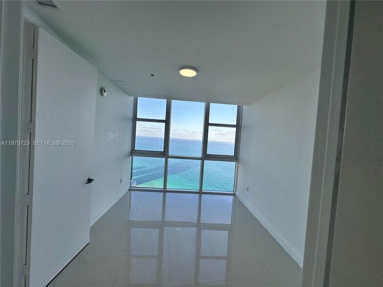 Building Photo - 18201 Collins Ave