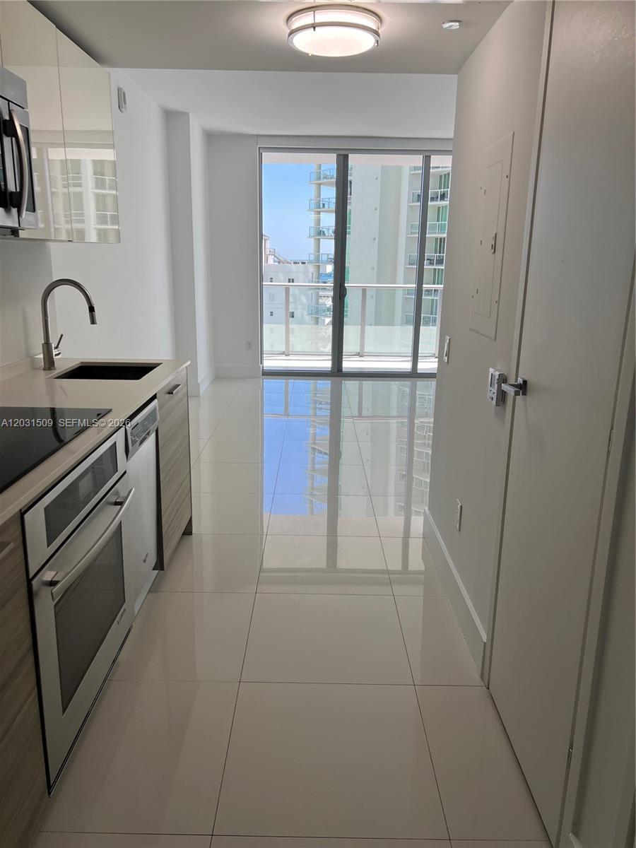 Building Photo - 1300 Brickell Bay Dr