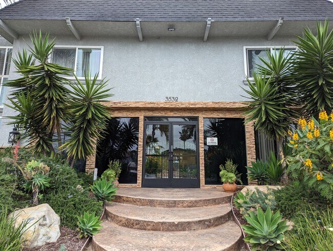 Building Photo - Beautiful, recently remodeled 1 bedroom 1 bathroom condo available now