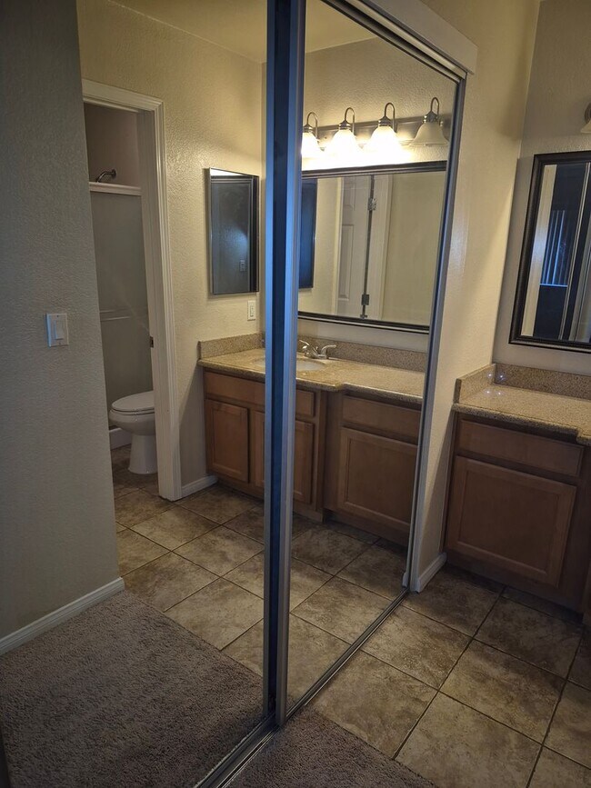 Building Photo - Two Bedroom Unit in HOA with Pool