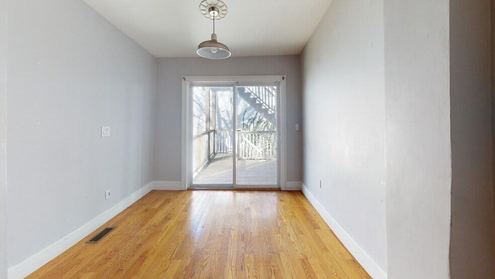 Building Photo - 10 Chesterton St