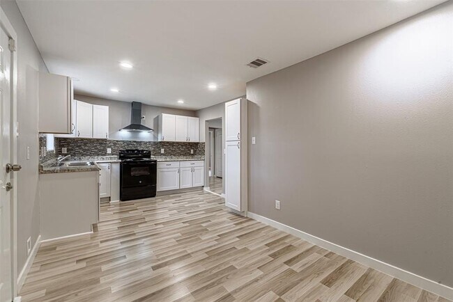 Building Photo - 4909 Higgins St