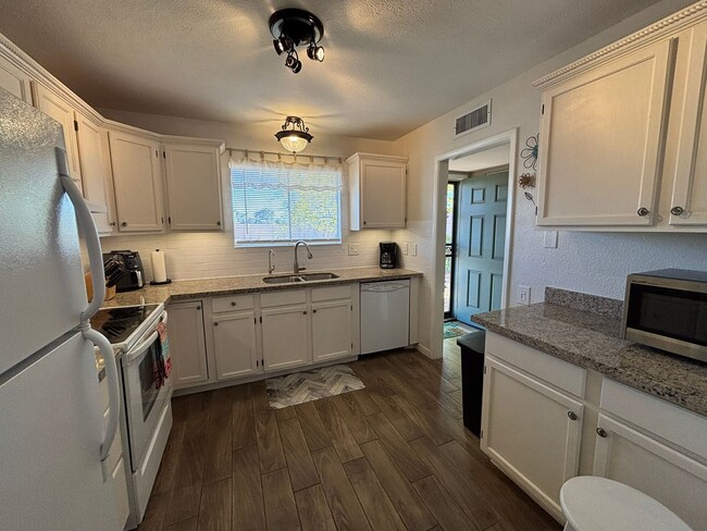 Building Photo - Fantastic Summer Getaway, Short Term Furni...