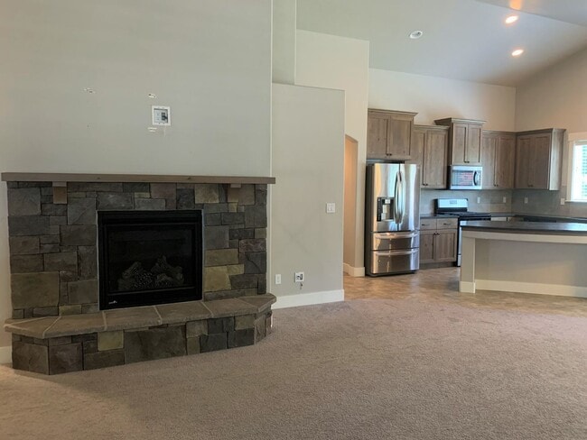 Building Photo - Move-In Special! $100 off first month's rent! Beautiful 3 bed 2 bath home in the Eaglefield Villa...