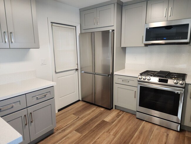 Building Photo - 8042 Taylor Dr