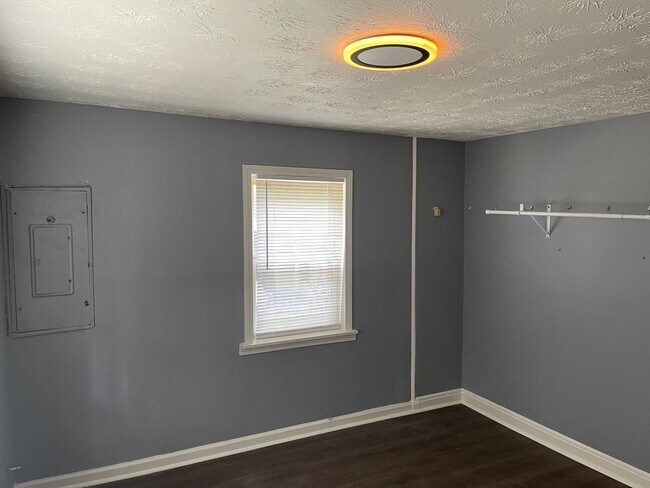 Building Photo - Adorable 2 Bed/1 Bath Bungalow in Forest P...