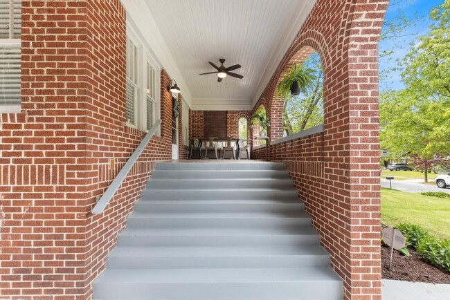 Building Photo - 894 Rose Cir SW
