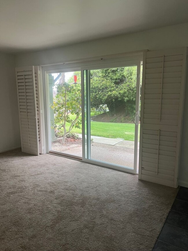 Building Photo - 55+ Home in Oceana Mission 1, Private End Unit!