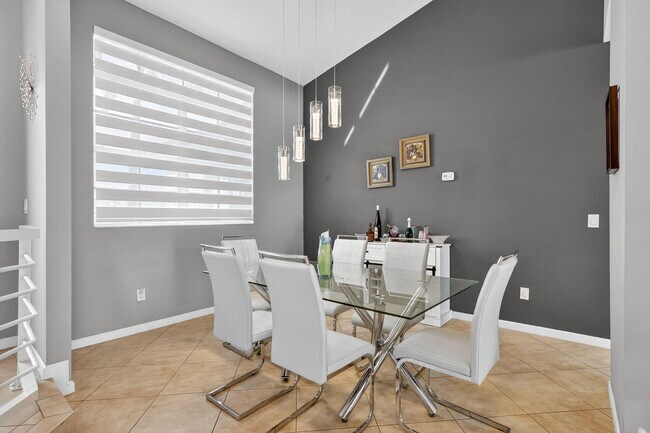 Building Photo - 1971 SW Breezeway St