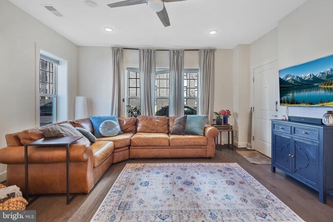 Building Photo - 813 Rockwell Ave