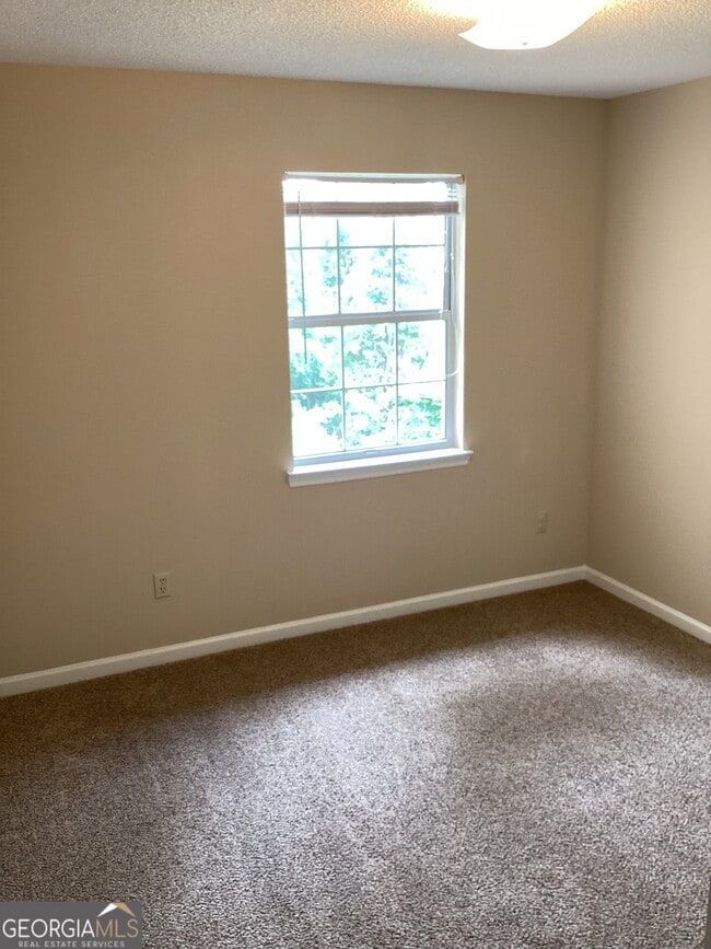 Building Photo - 209 Hallowes Dr