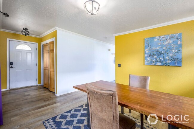 Building Photo - Beautiful Home in Excellent Location.