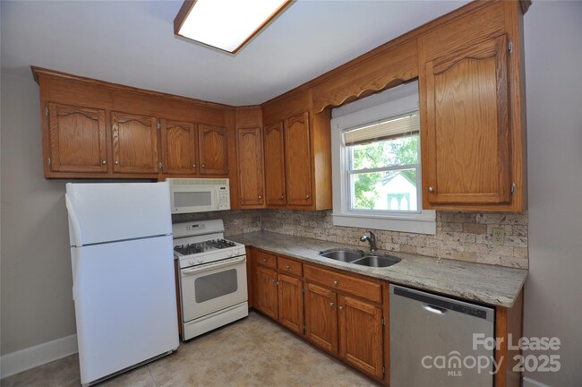 Building Photo - 1731 Perfection Ave