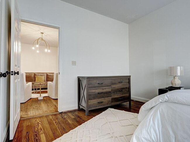 Building Photo - "Charming 2-Bedroom Retreat in Birmingham – Cozy 932 Sq Ft Haven!"