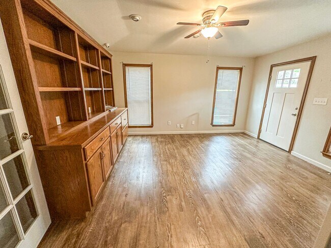 Building Photo - 4 Bedroom, 2 Bathroom Home in Woodway, TX!