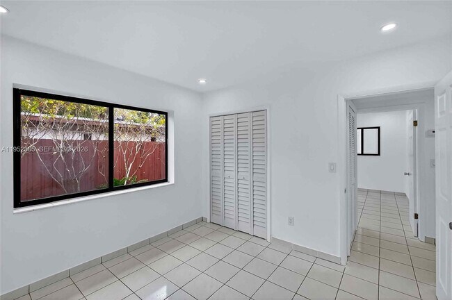 Building Photo - 524 NE 160th Terrace