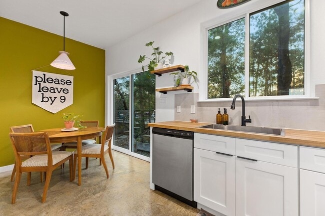 Building Photo - 326 Tahitian Dr