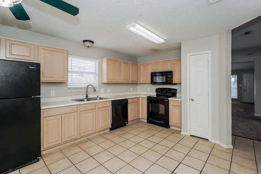 Building Photo - 8112 Broken Arrow Rd