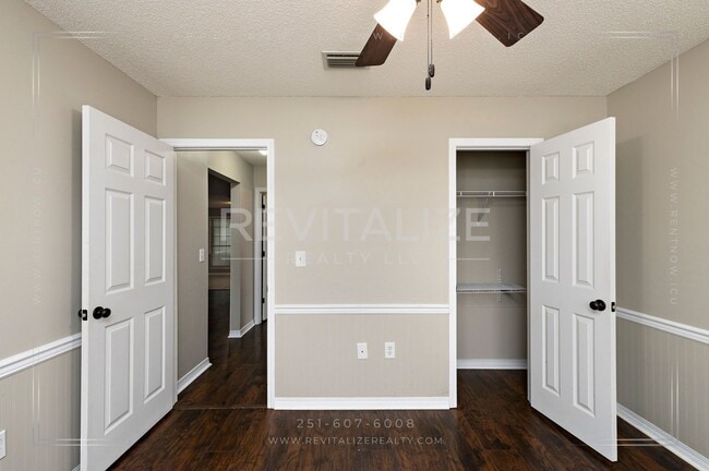 Building Photo - Gorgeous 3 Bed 2 Bath Brick Cottage on Corner Lot