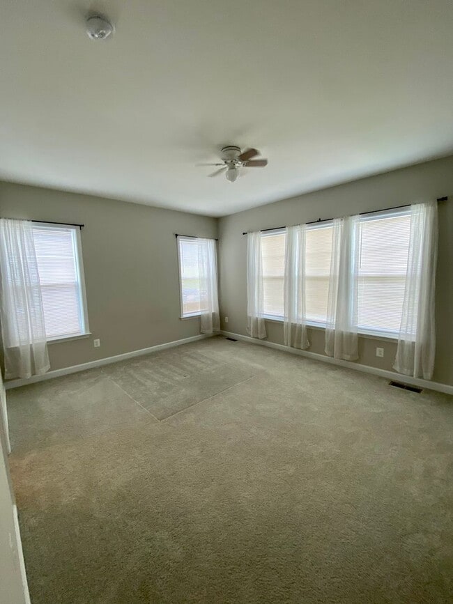 Building Photo - Charming 3-bedroom, 2.5-bathroom Townhouse