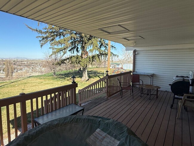 Building Photo - Beautifully updated duplex with parking and a storage shed