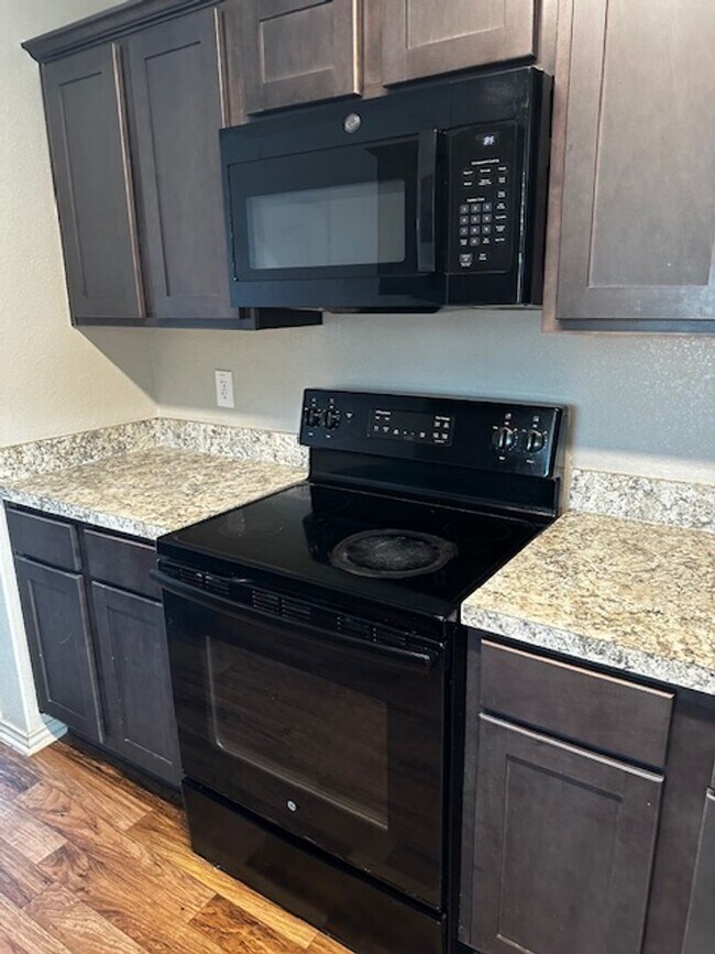 Building Photo - 2433 Stoneham Ct