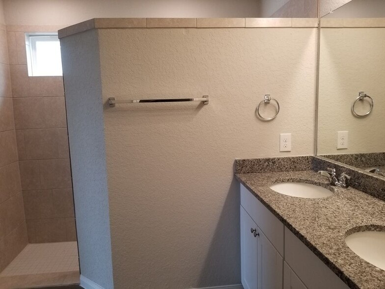 Building Photo - 210 Holland Pk