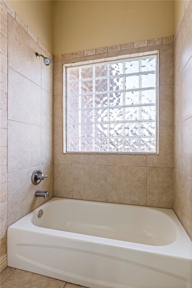 Building Photo - 2700 S Everest Ave