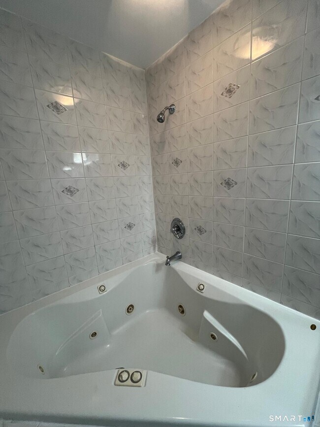 Building Photo - 221 Cottonwood Rd