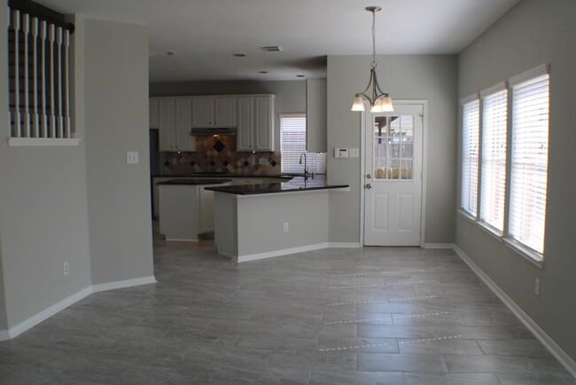 Building Photo - 2411 Rose Hollow Dr