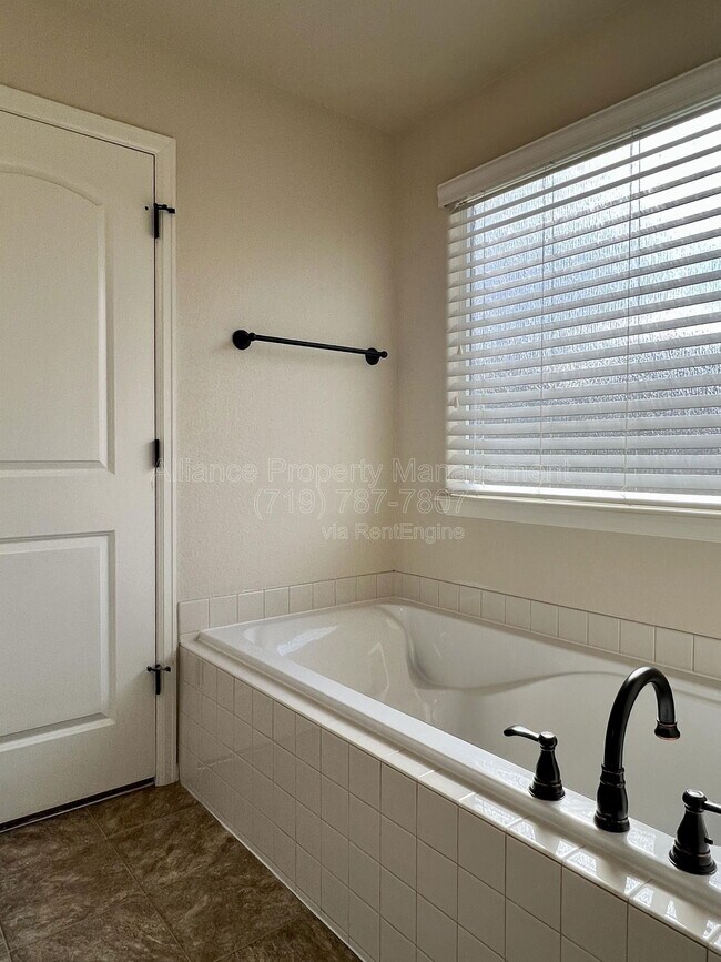 Building Photo - 6280 San Mateo Dr