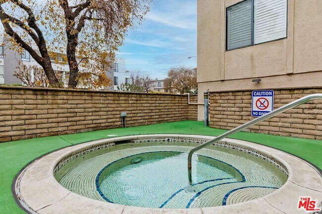 Building Photo - 1201 S Roxbury Dr