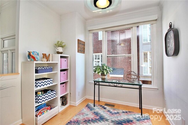Building Photo - 325 W 7th St