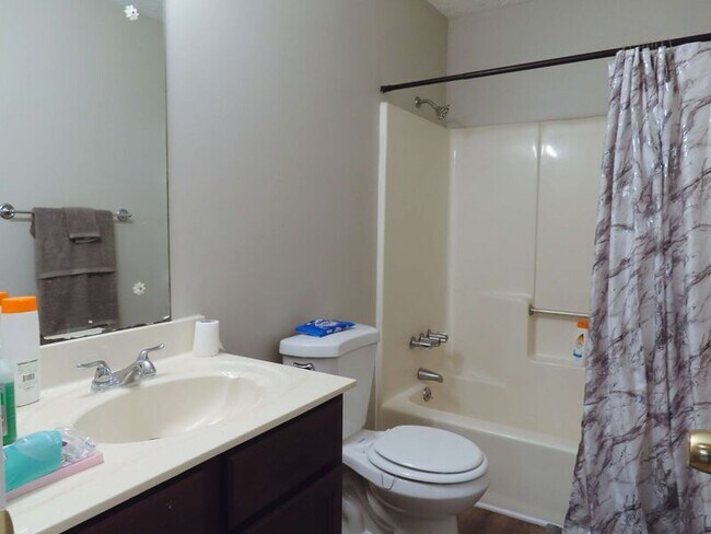 Building Photo - 402 Freeman Dr