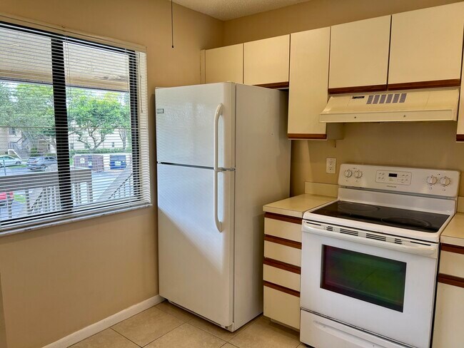 Building Photo - 6649 Somerset Dr