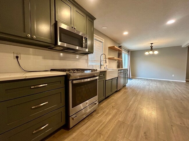 Building Photo - Welcome to this charming 3-bedroom, 2.5-bathroom house located in Vancouver, WA!