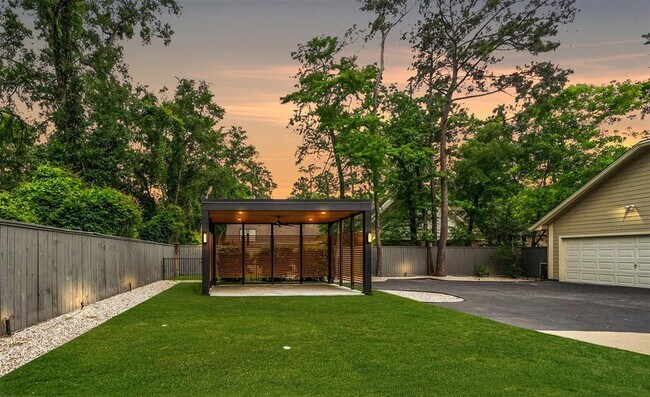 Building Photo - 35 Fernglen Dr