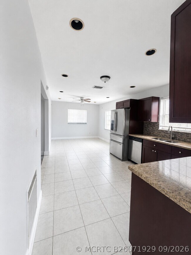 Building Photo - 21441 Crozier Ave