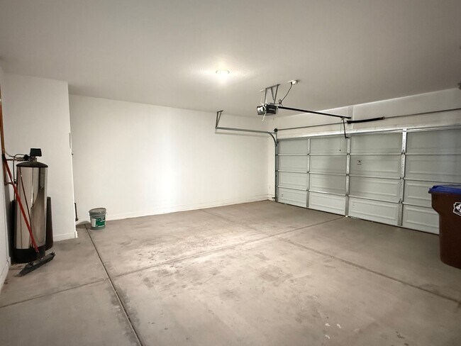 Building Photo - Beautiful Newer 4 Bedroom 3 Bathroom Anthem at Merrill Ranch Home!