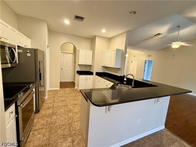 Building Photo - 1466 Argyle Dr