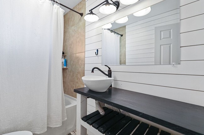 Building Photo - Roomy 3 Bedroom Home with a Fireplace