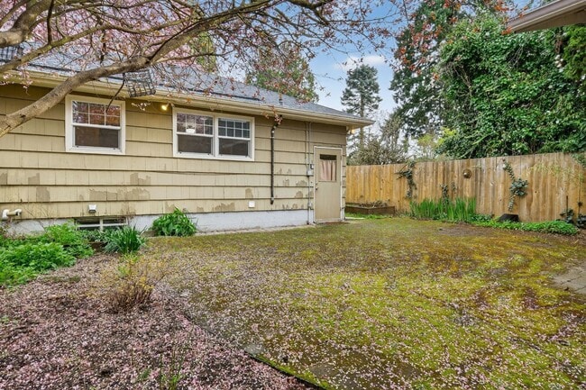 Building Photo - 3660 SE Tenino St