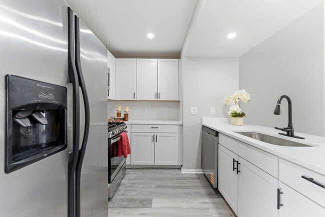 Building Photo - FULLY RENOVAYED TOWNHOME @ KENNESAW, REMARKABLE VALUE!!