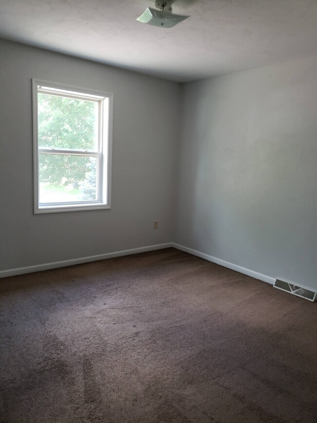 Building Photo - 527 W Harper St