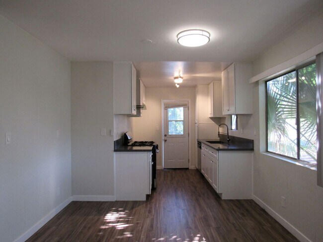 Building Photo - Charming 1-Bedroom Apartment with Modern Upgrades – Move-In Ready!